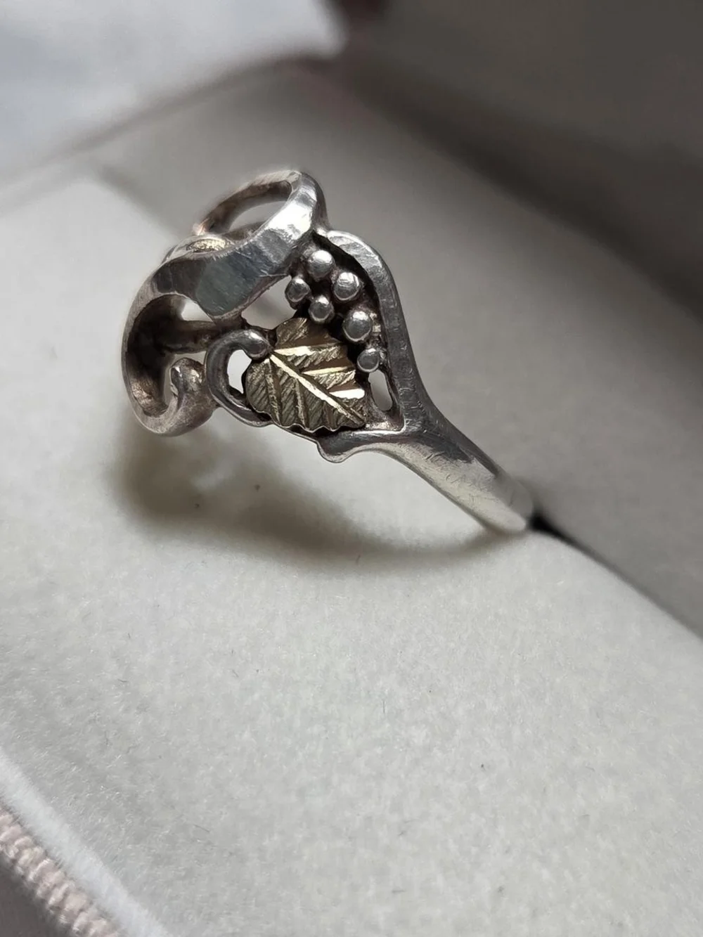Vintage Asher Co Black Hills Gold Sterling Silver Grape Leaf Ring 12k Accents SZ